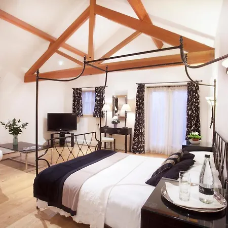 The Blue Lion 酒店