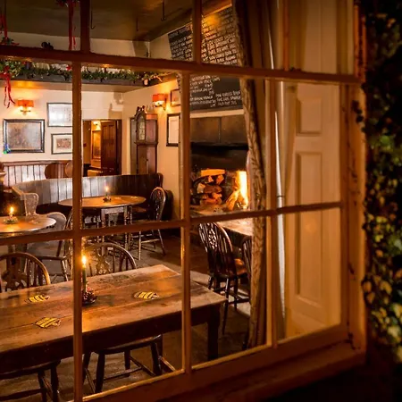 酒店 The Blue Lion 莱伯恩