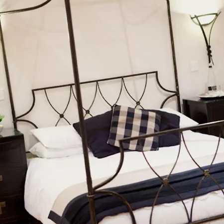 Отель The Blue Lion Лейберн