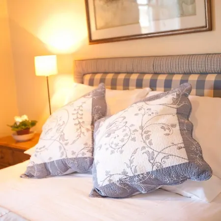 Отель The Blue Lion Лейберн